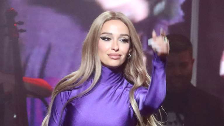 Ελένη Φουρέιρα - Αλμπέρτο Μποτία: Βόλτα στη Γλυφάδα με casual look και τον 11 μηνών γιο τους