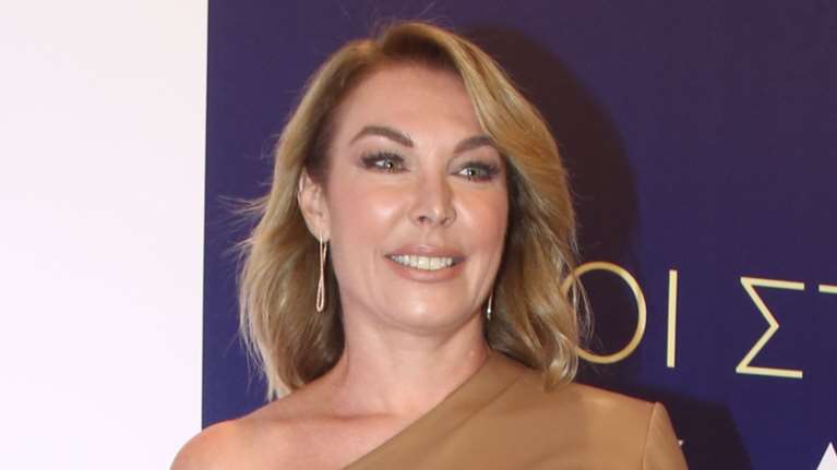 Ετοιμη για το ρεβεγιόν η Τατιάνα Στεφανίδου: Η glam εμφάνιση με ολόχρυσο μάξι φόρεμα σε εορταστικό event