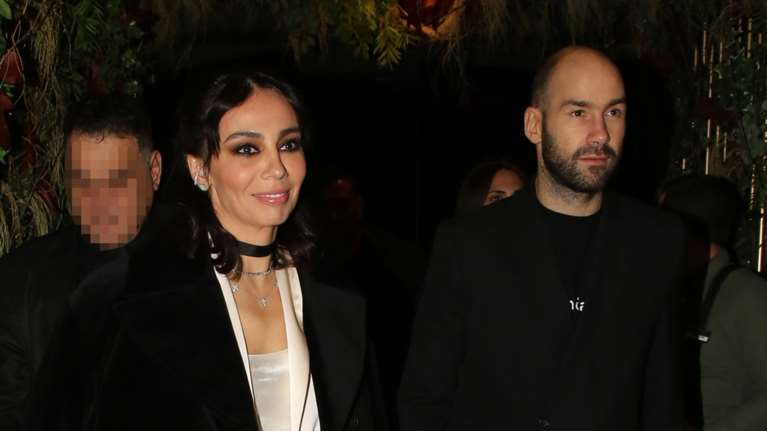 Σπανούλης - Χοψονίδου: Οι κόρες τους με μοδάτα looks στο γήπεδο - Τα φορέματα και τα λουλούδια στα μαλλιά