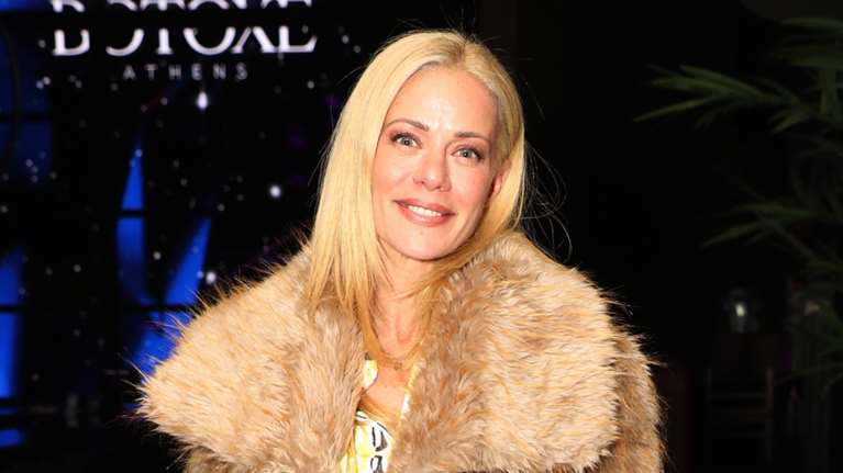 Η Ζέτα Μακρυπούλια με γούνα τον Μάρτιο: Ο chic συνδυασμός, η λάθος τσάντα και η τρυφερή αγκαλιά με πρώην σύντροφό της