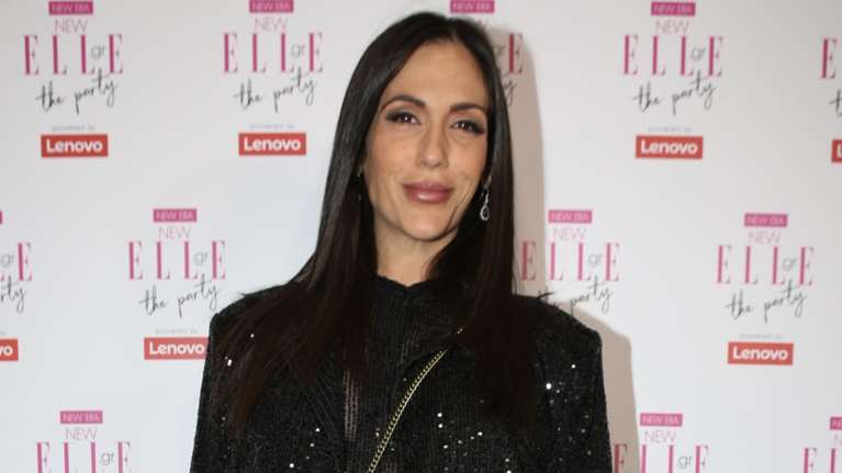 Ανθή Βούλγαρη: Η glam εμφάνιση της εγκυμονούσας με παγιέτες και το τεράστιο χριστουγεννιάτικο δέντρο της - Ο στολισμός στο πέτρινο τζάκι