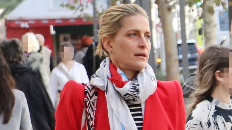 Τατιάνα Μπλάτνικ: Πανύψηλη με κόκκινο κοστούμι και σνίκερς - Η φαρδιά παντελόνα που την έκανε να φαίνεται ακόμα πιο ψηλή