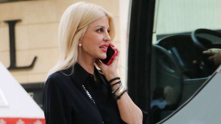 Έλενα Ράπτη: Η στιλάτη εμφάνιση στην Αθήνα με μίνι πλισέ λευκή φούστα και T bar γόβες