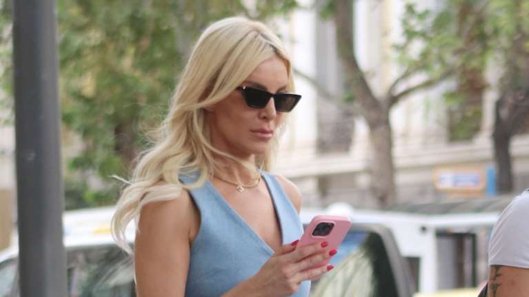 Το denim look της Κατερίνας Καινούργιου: Στο κέντρο της Αθήνας με casual chic σύνολο και Hermès τσάντα