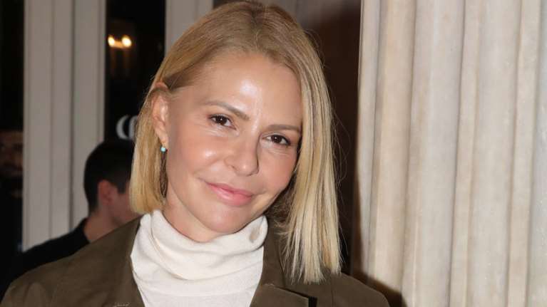 Τζένη Μπαλατσινού: Φόρεσε το τζιν που μακραίνει τα πόδια - Το total denim look που έδεσε άψογα με τα πλατινέ μαλλιά της.