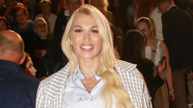 Κωνσταντίνα Σπυροπούλου: Η έξοδος με την κουνιάδα της και τα πεθερικά της - Το casual chic look και τα πέδιλα Louis Vuitton