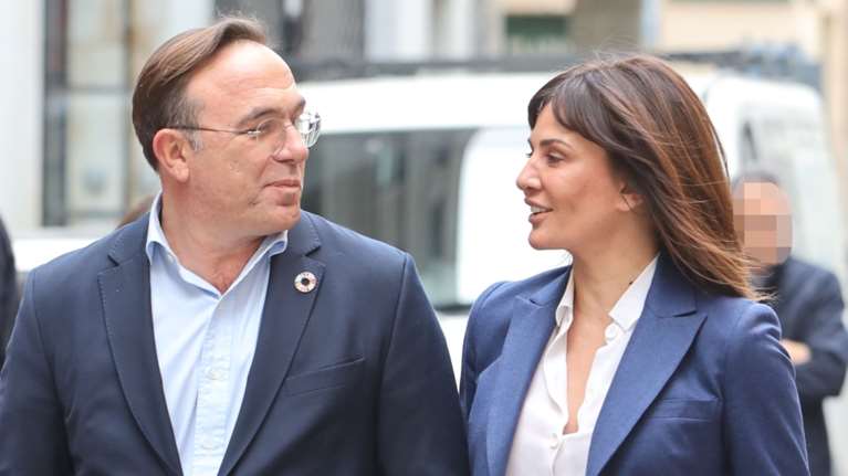 Πέτρος Κόκκαλης - Δήμητρα Ματσούκα: Η συντονισμένη εμφάνιση στο κέντρο της Αθήνας με μπλε κοστούμια