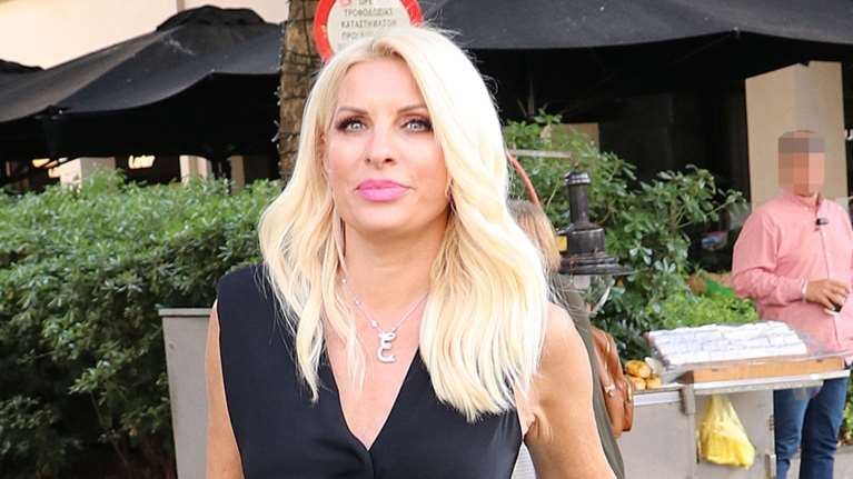 Σε καλοκαιρινή διάθεση η Ελένη Μενεγάκη: Ποζάρει ξαπλωμένη στην παραλία με λευκό μπικίνι και σορτσάκι