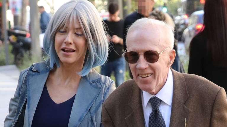 Τζόρτζια Σιακαβάρα: Στην Αθήνα με ντεγκραντέ περούκα και ασορτί σακάκι σε ασημί και μπλε τόνους