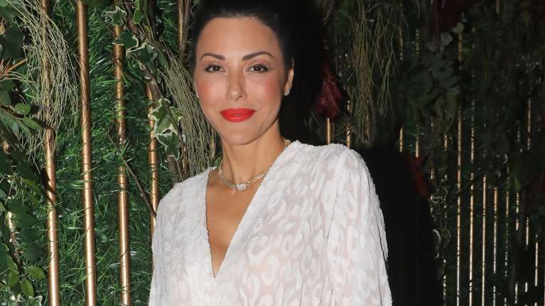 Σίσσυ Φειδά: Εντυπωσιακή με μάξι μακρυμάνικο boho φόρεμα και χρυσά αξεσουάρ