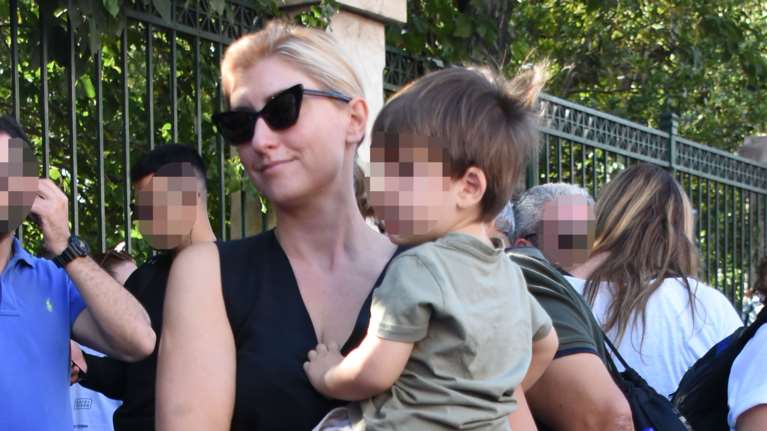 Σία Κοσιώνη: Φωτογραφίζει τον γιο της, Δήμο, να παίζει με τον μεγαλύτερο αδερφό του [Εικόνα]