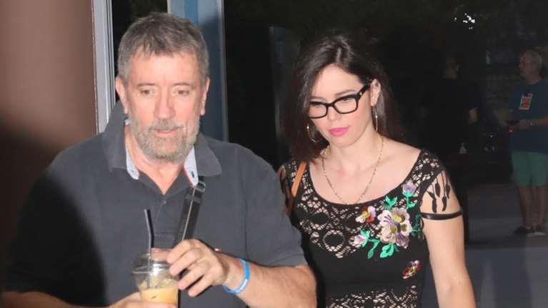 Σπύρος Παπαδόπουλος: Η βραδινή έξοδος με εντυπωσιακή μελαχρινή συνοδό - Το πλεκτό φόρεμα και το τεράστιο σκίσιμο