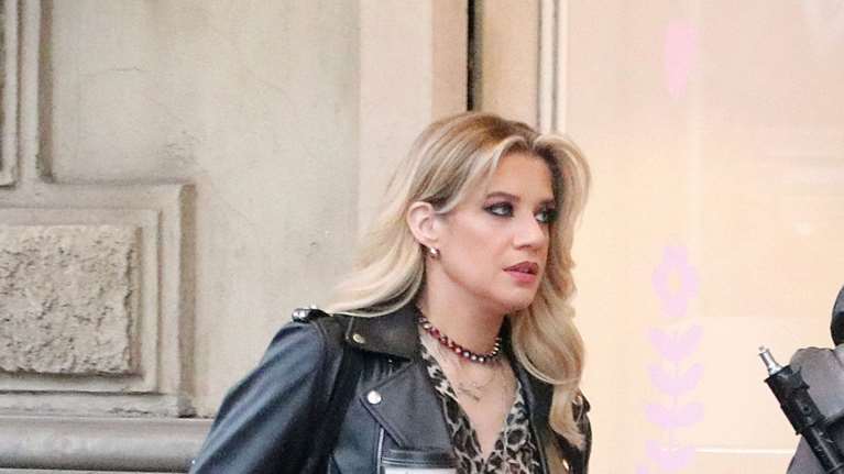 Τζένη Θεωνά: Η στιλάτη εμφάνιση με ροκ λεπτομέρειες στο κέντρο της Αθήνας [εικόνες]