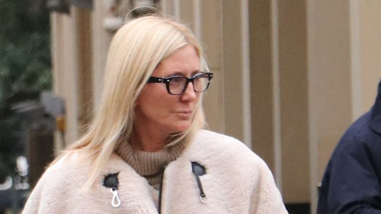 Κομψή στην Αθήνα η Μαρί Σαντάλ: Το μπουκλέ πανωφόρι των 2.610 δολαρίων και το γεύμα με τον Παύλο στο εστιατόριο των celebrities