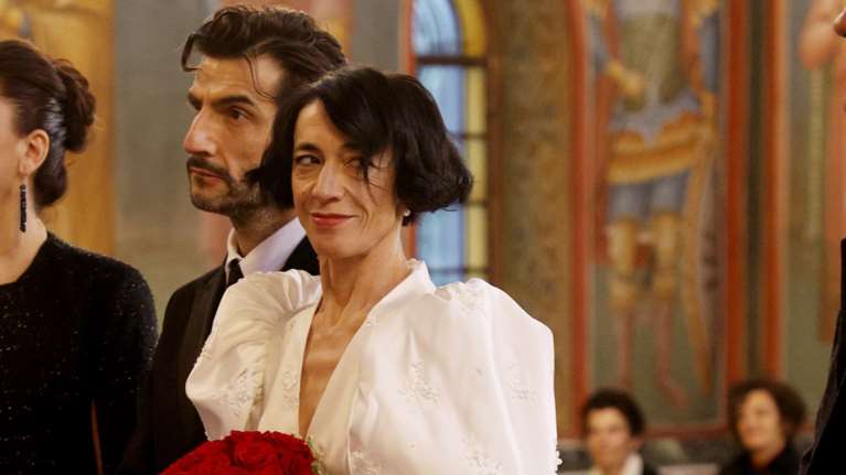 Έλενα Τοπαλίδου: Στη Φρανκφούρτη με νέο hairlook, μπαλαρίνες Mary Janes και κομψό floral μαντό