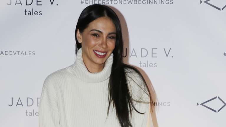 Πανέμορφη με νέο hairlook αλά Κλεοπάτρα η Ολυμπία Χοψονίδου: Με Dior t-shirt και φαρδιά φούστα στο Ηρώδειο