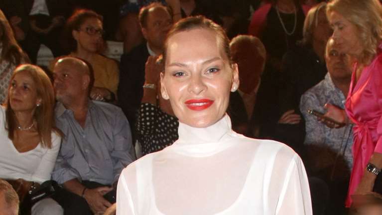 Υβόννη Μπόσνιακ: Με την κόρη της και την πεθερά της στο Ηρώδειο - Η κομψή μαμά του Ρέμου και το πρόβλημα με τα παπούτσια της