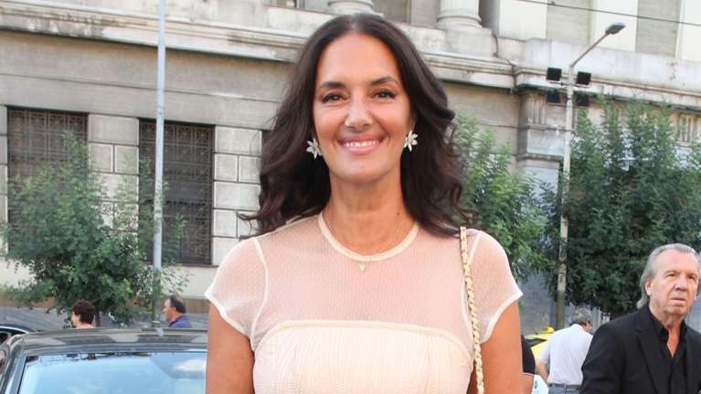 Νόνη Δούνια: Η πιο κομψή καλεσμένη σε γάμο με κοντομάνικο ρομαντικό φόρεμα στο χρώμα της άμμου