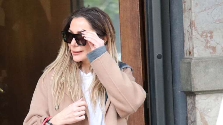 Δέσποινα Βανδή: Η streetstyle εμφάνιση με κόκκινη τσάντα Hermes πολλών χιλιάδων ευρώ