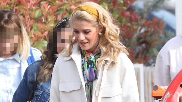 Τζένη Θεωνά: Το στιλάτο μονόχρωμο look σε πρωινή βόλτα - Επένδυσε στην τάση της σεζόν