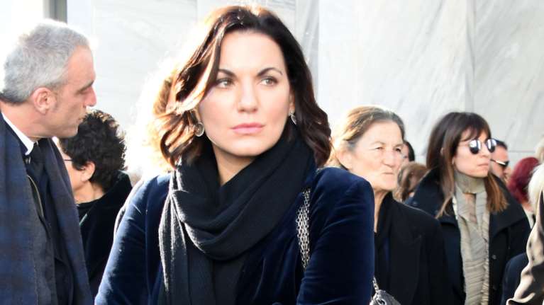 Όλγα Κεφαλογιάννη: Άβαφη, με casual look και τα δίδυμα παιδιά της στο καρότσι [εικόνες]