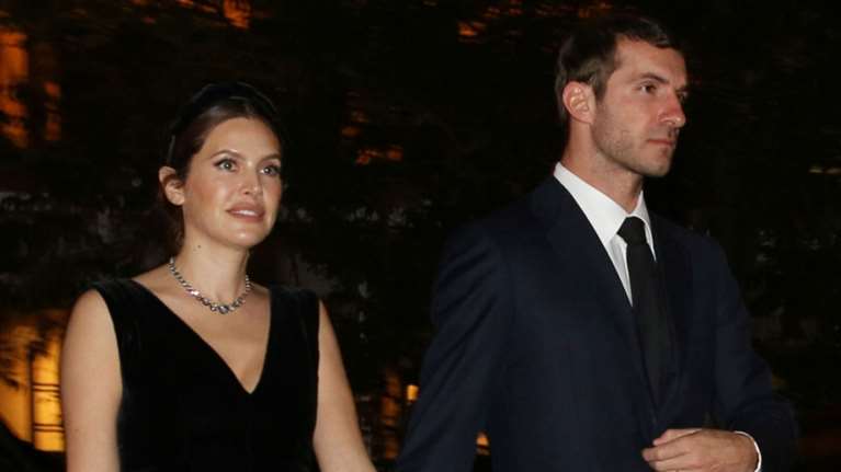 Ντάσα Ζούκοβα: Είπε όχι στην παγιέτα - Με κατακόκκινο δαντελένιο φόρεμα στο ρεβεγιόν