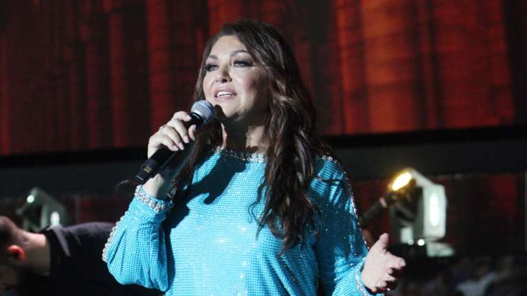 Παγιέτες, στρας και απίθανα πόδια: Η Καίτη Γαρμπή στη σκηνή  με σούπερ μίνι φόρεμα με ολόιδια πέδιλα