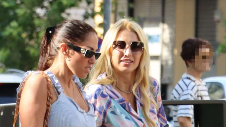 Χωρίς φίλτρα και ρετούς η Κωνσταντίνα Σπυροπούλου: Με shorts pyjama set και ροζ loafers στο κέντρο της Αθήνας