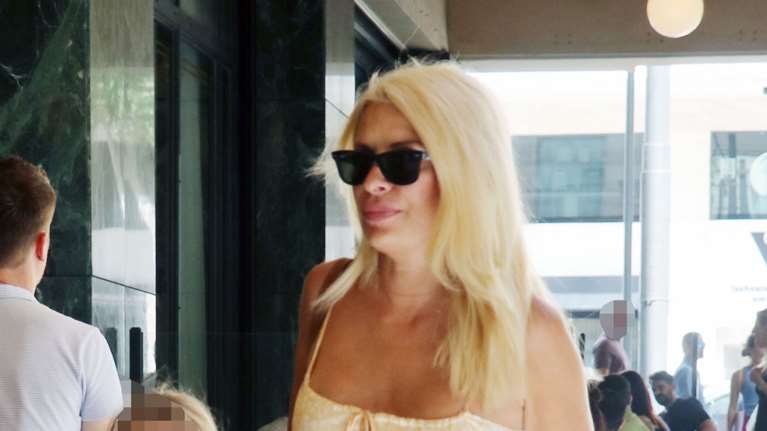 Συνεπής η Ελένη Μενεγάκη στο ετήσιο ραντεβού της στην Κηφισιά - Ανανεωμένη και ηλιοκαμμένη