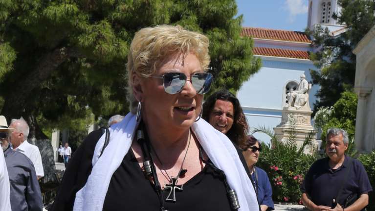 Δήμητρα Λιάνη: &quot;Κοινώνησα στην καραντίνα -  Δεν πιστεύω ότι από το νερό και το κρασί μπορεί να κολλήσει ο ιός&quot; [βίντεο]