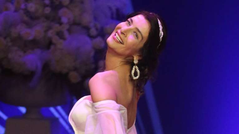 Αντιγόνη Κουλουκάκου: Βάφτισε τον γιο της φορώντας ένα πριγκιπικό φόρεμα - Το boho πανωφόρι και οι μπότες