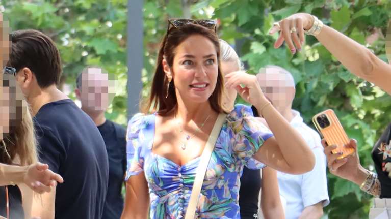 Δόμνα Μιχαηλίδου: Βόλτα στην Αθήνα με αέρινο tropical floral φόρεμα από μουσελίνα με εφαρμοστό μπούστο