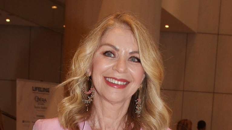 Ελλη Στάη: Σικ εμφάνιση στο Ηρώδειο με αμάνικο τοπ σε έντονο χρώμα και διαφορετικό hair look