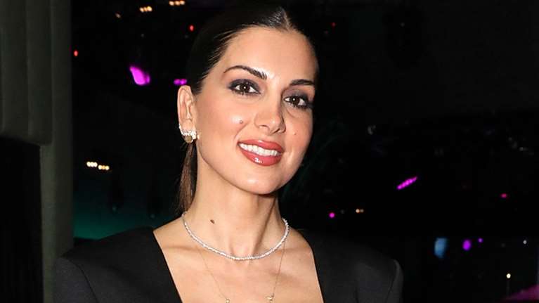 Σταματίνα Τσιμτσιλή: Η βραδινή εμφάνιση με μικρό μαύρο φόρεμα χωρίς καλσόν παρά το τσουχτερό κρύο