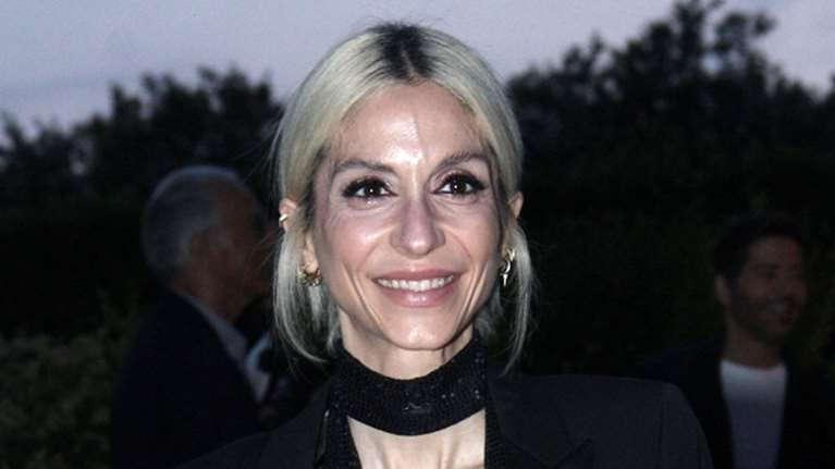 Σοφία Καρβέλα: Σε χλιδάτο ξενοδοχείο στην Αντίπαρο με μικροσκοπικό μπικίνι - Η βραδινή έξοδος στο μπαρ του Θανάση Πανουργιά στο νησί