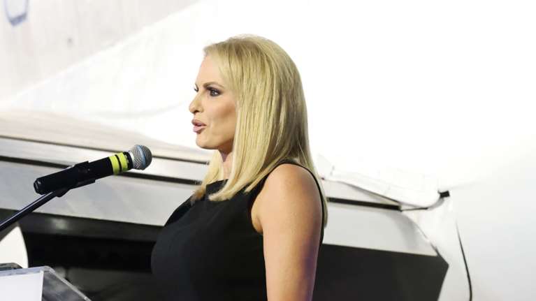 Μάγδα Τσέγκου: Η εμφάνιση στο Ελληνικό με μίνι μεσάτο κλος φόρεμα που τόνισε τα καλλίγραμμα πόδια της