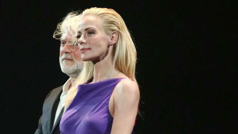 Ζέτα Μακρυπούλια: Αιθέρια σε βραδιά βραβείων με ασύμμετρο φόρεμα που τόνισε τα καλλίγραμα πόδια της