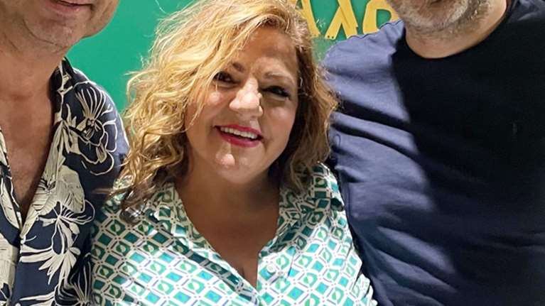 To δροσερό pajama look της Βίκυς Σταυροπούλου: Το εμπριμέ σύνολο που συνδύασε ιδανικά με μαύρα mules