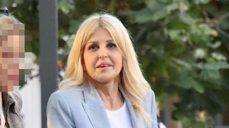 Κομψή στη Βουκουρεστίου η Ελενα Ράπτη: Η crossbody τσάντα με τα τρουκς, οι γόβες και το γαλάζιο σακάκι