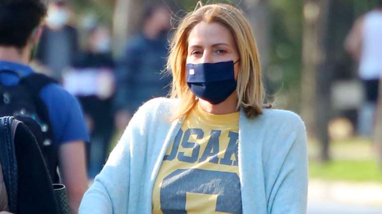 Τζένη Μπαλατσινού: Βόλτα με τον γιο της με athleisure look - Η γαλάζια μάξι ζακέτα