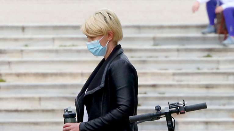 Σία Κοσιώνη: Με σκισμένο τζιν και δερμάτινο στο Ζάππειο μαζί με τον Δήμο Μπακογιάννη