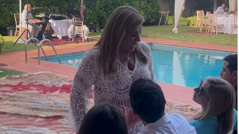 Δέσποινα Μοιραράκη: Το πάρτι γενεθλίων στο κήπο της μονοκατοικίας της με την τεράστια πισίνα - Με μπουχάρες στρωμένες στο γκαζόν