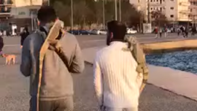 Κορονοϊός: Σαν τη Σαλονίκη δεν έχει - Εβγαλαν βόλτα τα ...ιγκουάνα τους [εικόνα]