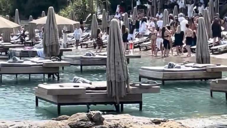 Ρόδος: Θα αποσύρει τις πλωτές εξέδρες το beach bar που σερβίρει μέσα στην θάλασσα