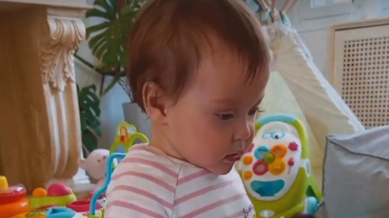 Χριστίνα Μπόμπα: Οι δίδυμες έγιναν 10 μηνών και κάνουν τα πρώτα τους βήματα [Βίντεο]