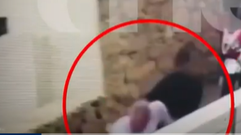 Μύκονος: Βίντεο ντοκουμέντο από τον άγριο ξυλοδαρμό του ξενοδόχου στην μέση του δρόμου