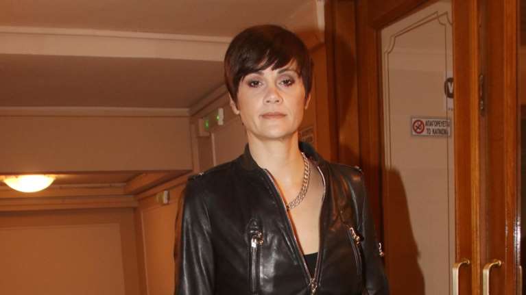 Απόλυτα σικ η Αννα-Μαρία Παπαχαραλάμπους: Με βελούδινο σακάκι και τζιν [εικόνα]