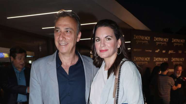 Ολγα Κεφαλογιάννη: Η σικάτη εμφάνιση σε συναυλία - Με ολόλευκο παντελόνι και ιδιαίτερο φουλάρι [εικόνες]