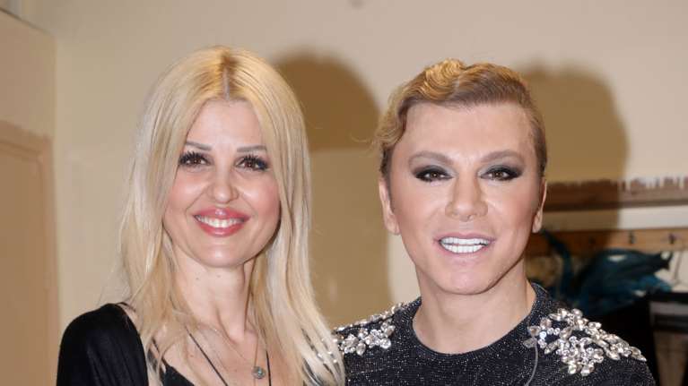 Ελενα Ράπτη: Καλοκαιρινή βραδινή εμφάνιση με λευκό παντελόνι και πλατφόρμες [εικόνες]