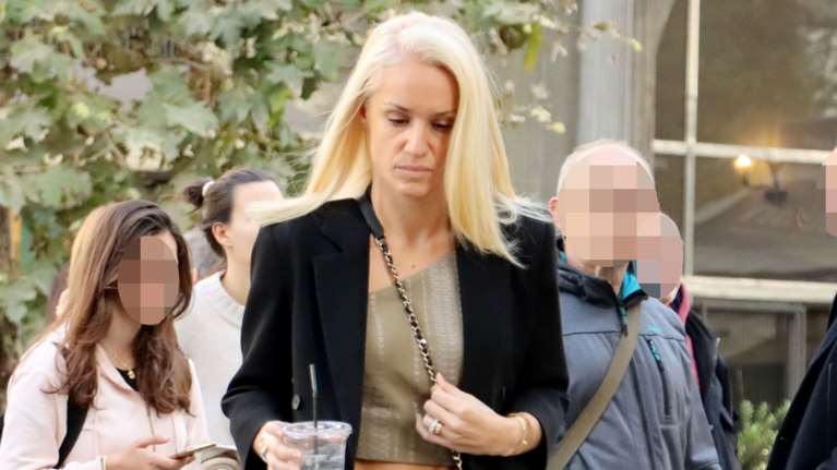 Κατερίνα Παναγοπούλου: Η βόλτα στην Αθήνα με cropped top και θεϊκούς κοιλιακούς - Συνδύασε το look με sneakers και τσάντα Chanel